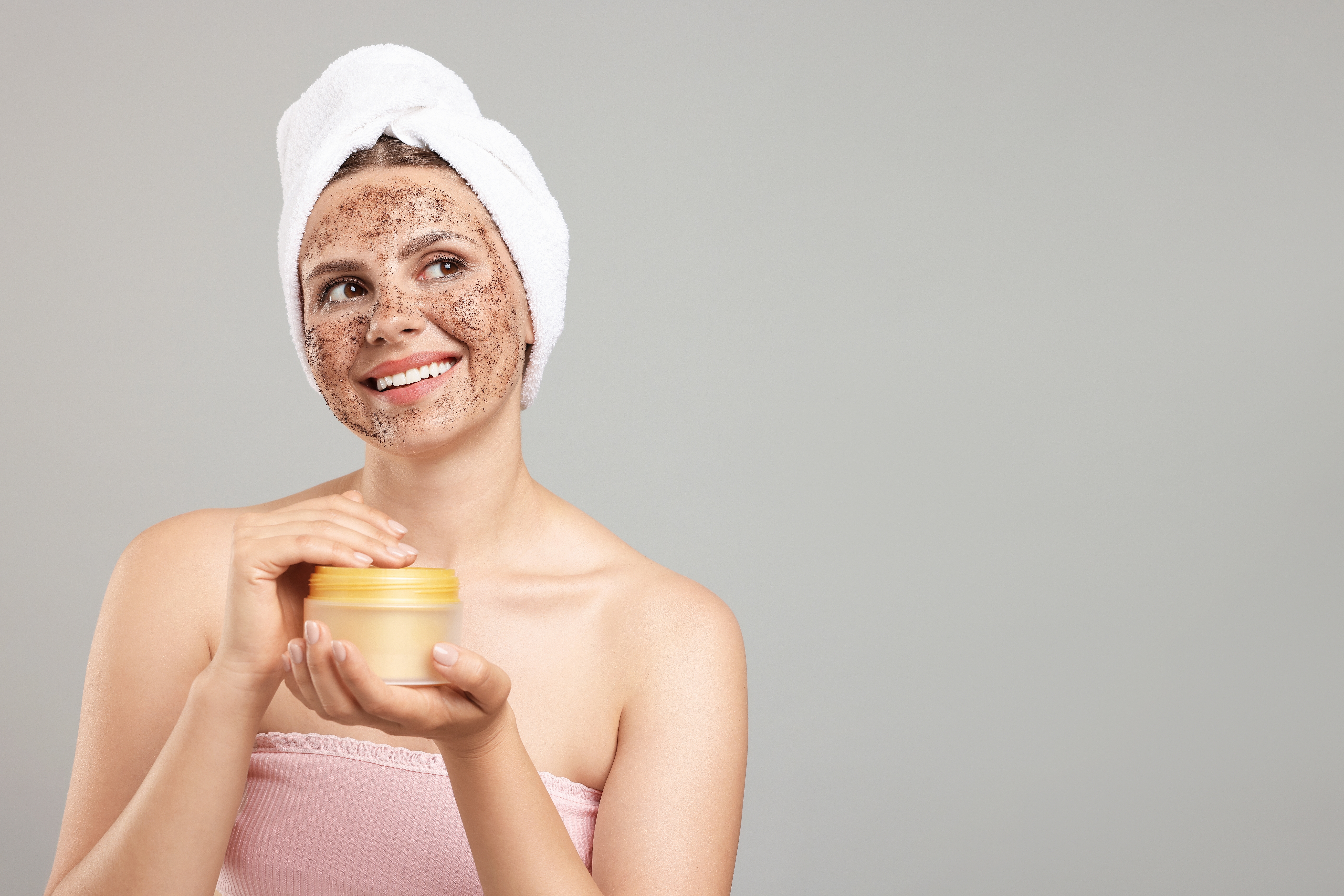 ¿Es seguro exfoliar el rostro con café? Médicos advierten
