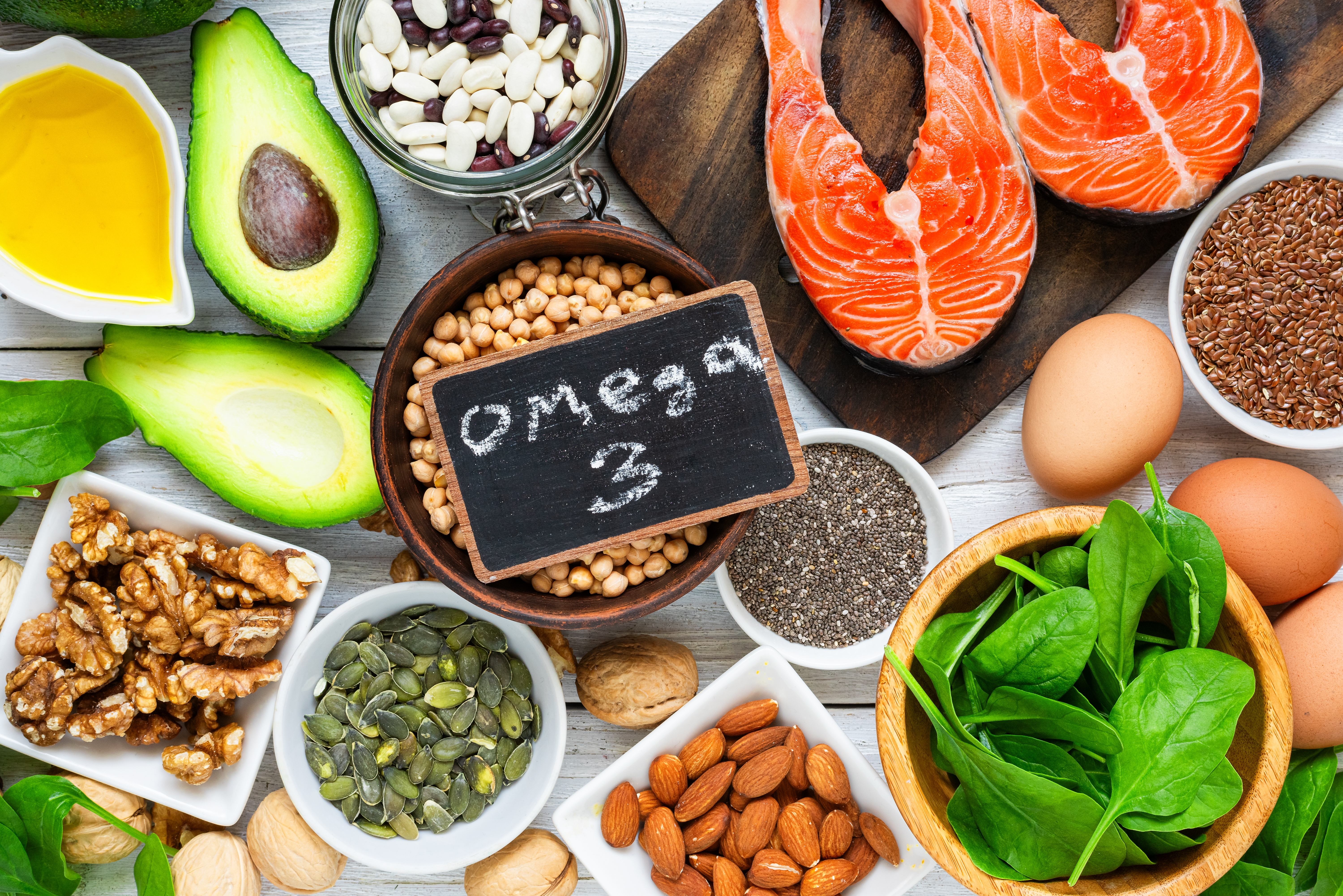 Incorporar pescado azul y semillas de lino asegura un aporte adecuado de ácidos grasos omega-3, esenciales para el organismo.