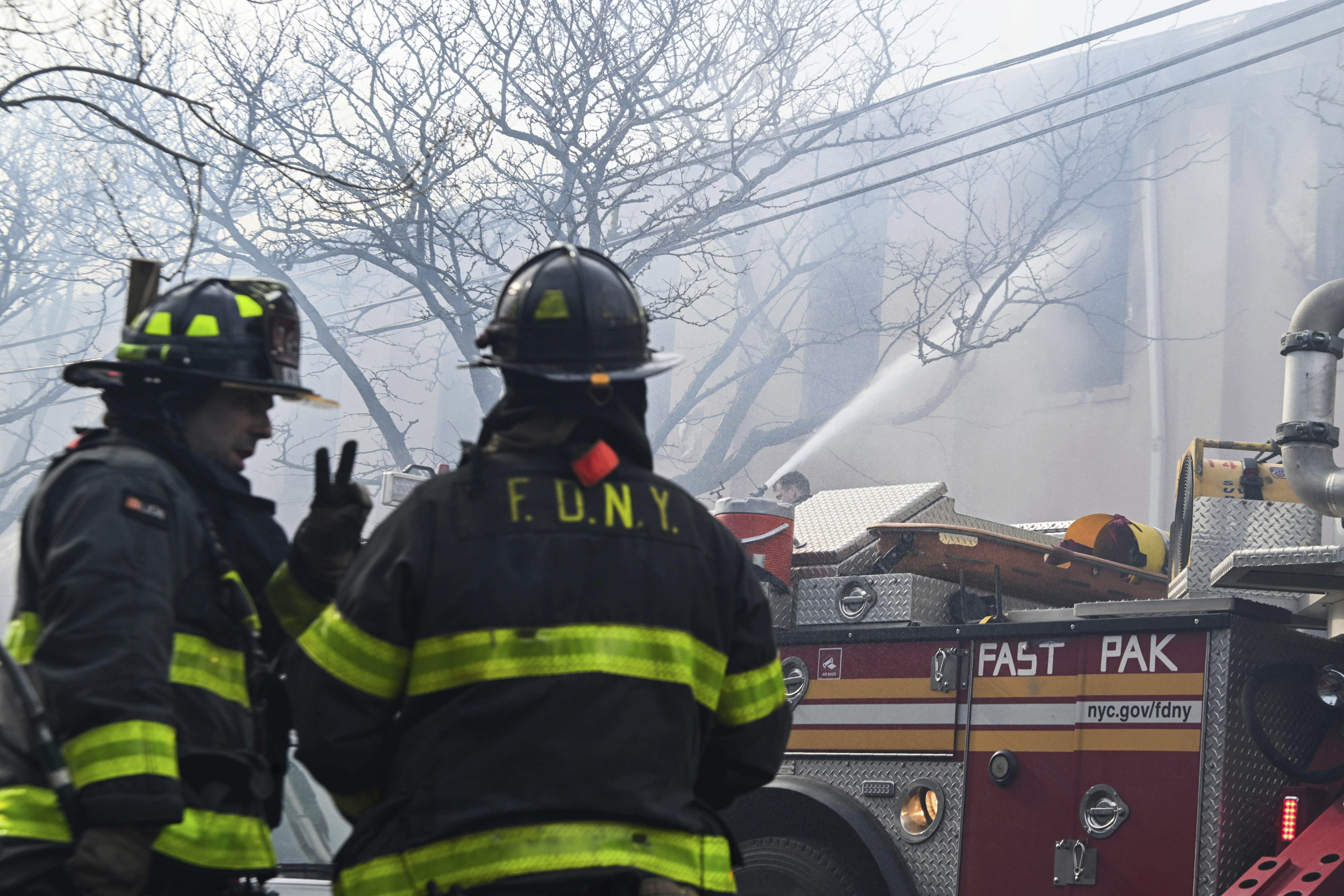 Incendio en El Bronx deja un muerto y 12 heridos; hombre saltó del cuarto piso