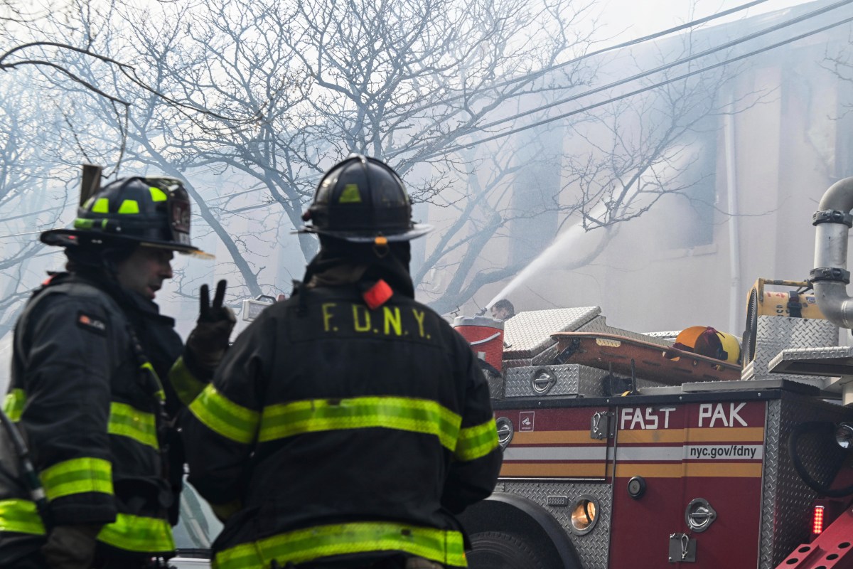 Incendio en El Bronx deja un muerto y 12 heridos; hombre saltó del cuarto piso