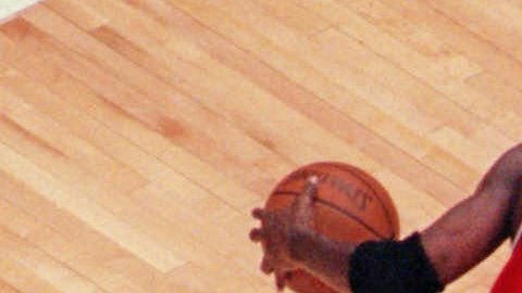 Shandon Anderson, de los Utah Jazz, intenta bloquear a Michael Jordan, de los Chicago Bulls, durante la segunda mitad del sexto partido de las Finales de la NBA en Salt Lake City, el domingo 14 de junio de 1998.