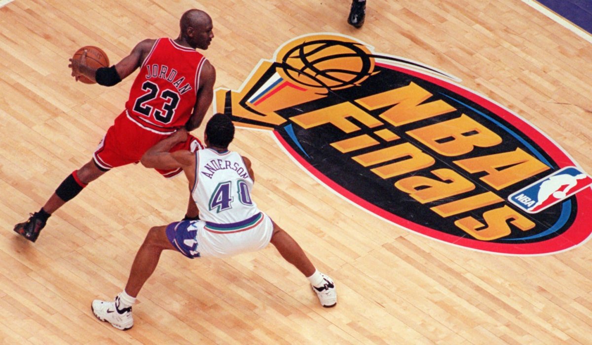 Venden jersey que usó Michael Jordan en las Finales del 98 por cifra récord de más de $12 millones