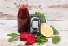 Evita los jugos verdes con fruta por la mañana: la fructosa líquida se absorbe muy rápido y genera picos de glucosa e hiperinsulinemia