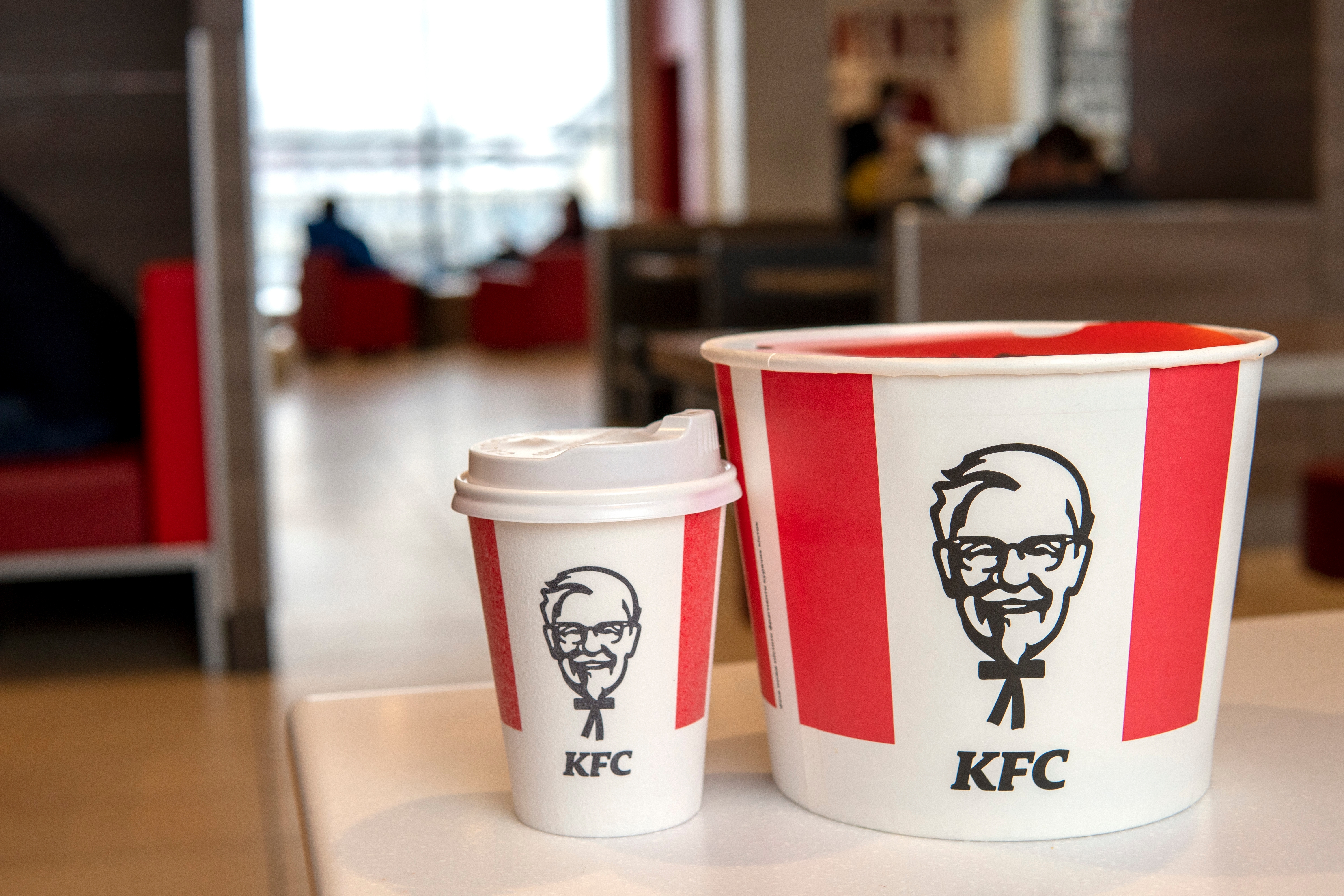 KFC regala cubeta de pollo: así funciona la oferta - El Diario NY