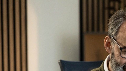 La ruta para construir un ahorro para el retiro combina automatización, ventajas fiscales, control de deudas y aumentar las aportaciones.