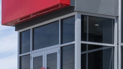 Las automotrices priorizan producir vehículos más grandes y caros, donde obtienen mayores utilidades.