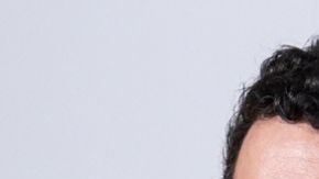 El actor mexicano compartió con su colega la peculiar invitación para celebrar el estreno