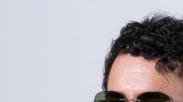 El actor mexicano compartió con su colega la peculiar invitación para celebrar el estreno