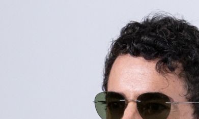 El actor mexicano compartió con su colega la peculiar invitación para celebrar el estreno