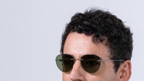 El actor mexicano compartió con su colega la peculiar invitación para celebrar el estreno