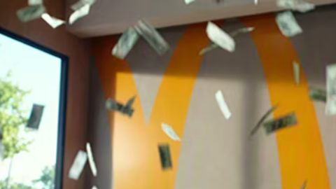 Papas fritas y hamburguesas elegibles de McDonald’s listas para despegar las piezas del juego MONOPOLY