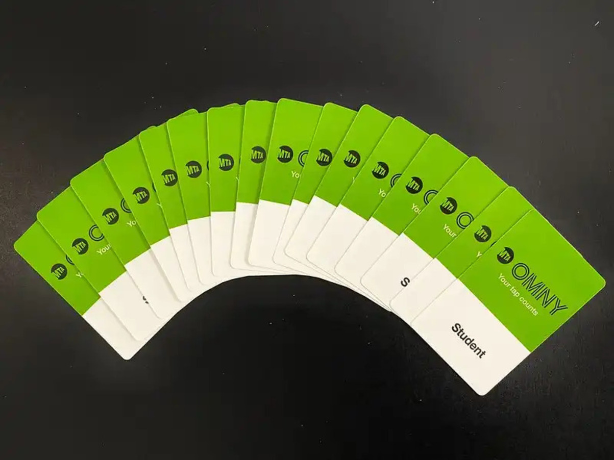 Tarjetas OMNY gratis para estudiantes de CUNY como parte de un proyecto piloto