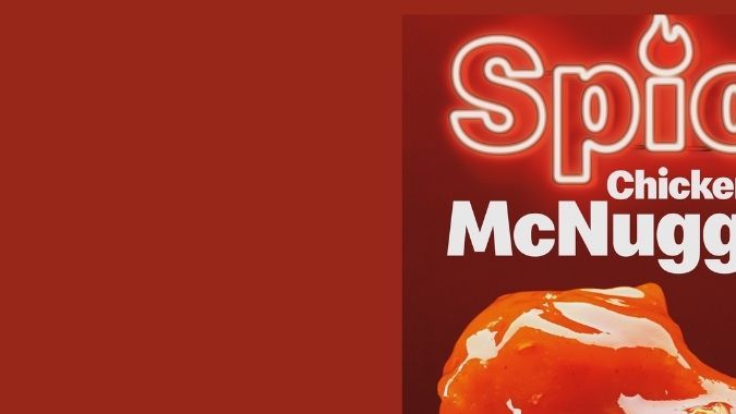 Los nuevos McNuggets de pollo picantes, disponibles en todo Estados Unidos desde el 1 de septiembre, llegan con un rebozado de tempura crujiente condimentado con cayena añejada y chiles