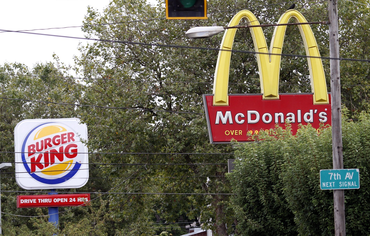 McDonald’s apuesta $8,500 millones a IA, tecnología y pollo empanizado para enfrentar a Burger King