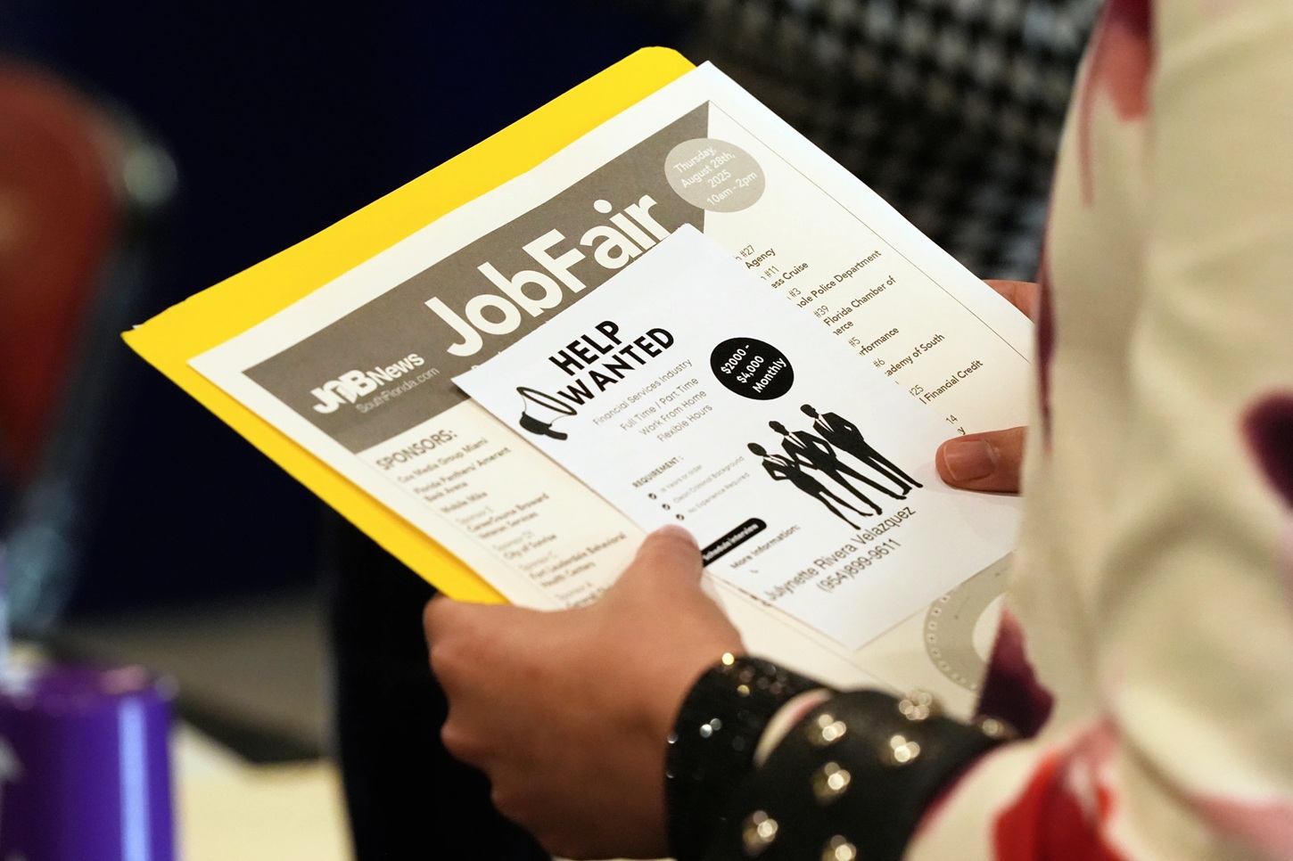 EE.UU. crea 162,000 empleos en agosto, casi el triple de lo previsto