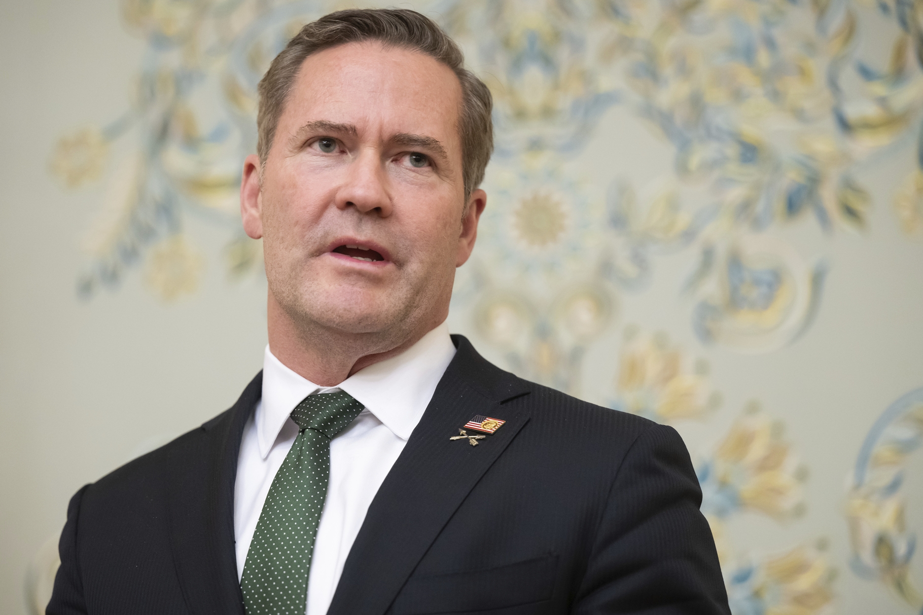 Mike Waltz evita respaldar cambio de régimen en Irán y dice que Teherán aún puede negociar