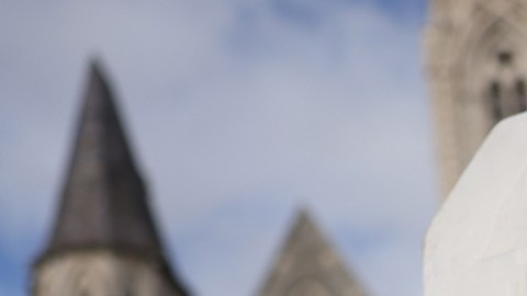 Miles de personas protestan en Dublín contra la visita de Trump a Irlanda: "No eres bienvenido"