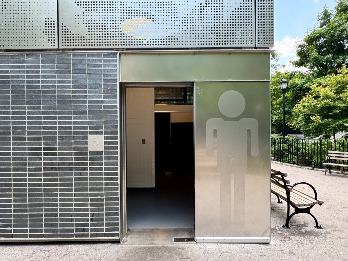 NYC instala 17 baños públicos gratuitos y ya hay unidades en funcionamiento