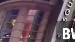 Cisneros se acercó hacia los funcionarios, apuntándoles con los cuchillos, lo que causó que dos agentes sacaran sus armas y abrieran fuego.