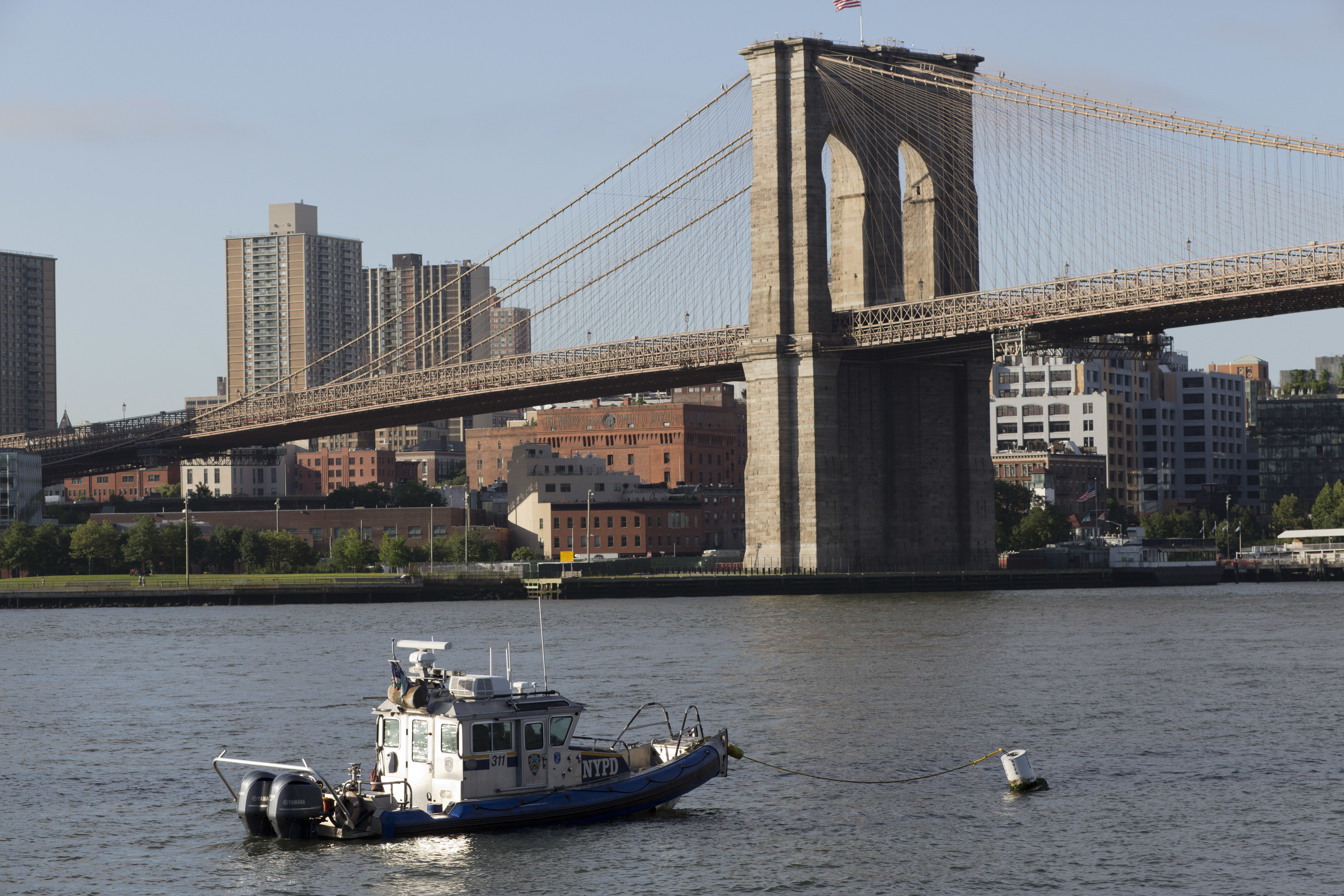 Policía abate a un hombre armado con un cuchillo tras un tenso enfrentamiento en el puente de Brooklyn