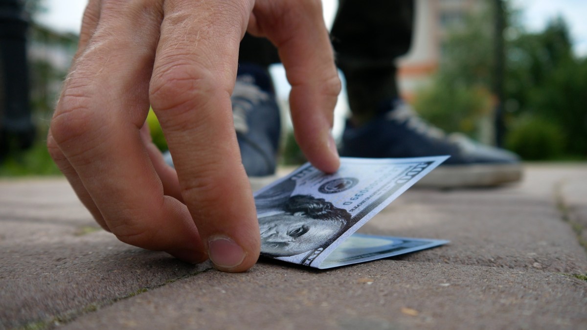Policía de Georgia busca a hombre que encontró $30 en Walmart y desata críticas en redes