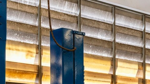 Primas elevadas, largas distancias y servicios mecánicos costosos abren brechas de miles de dólares por un artículo esencial para las familias.