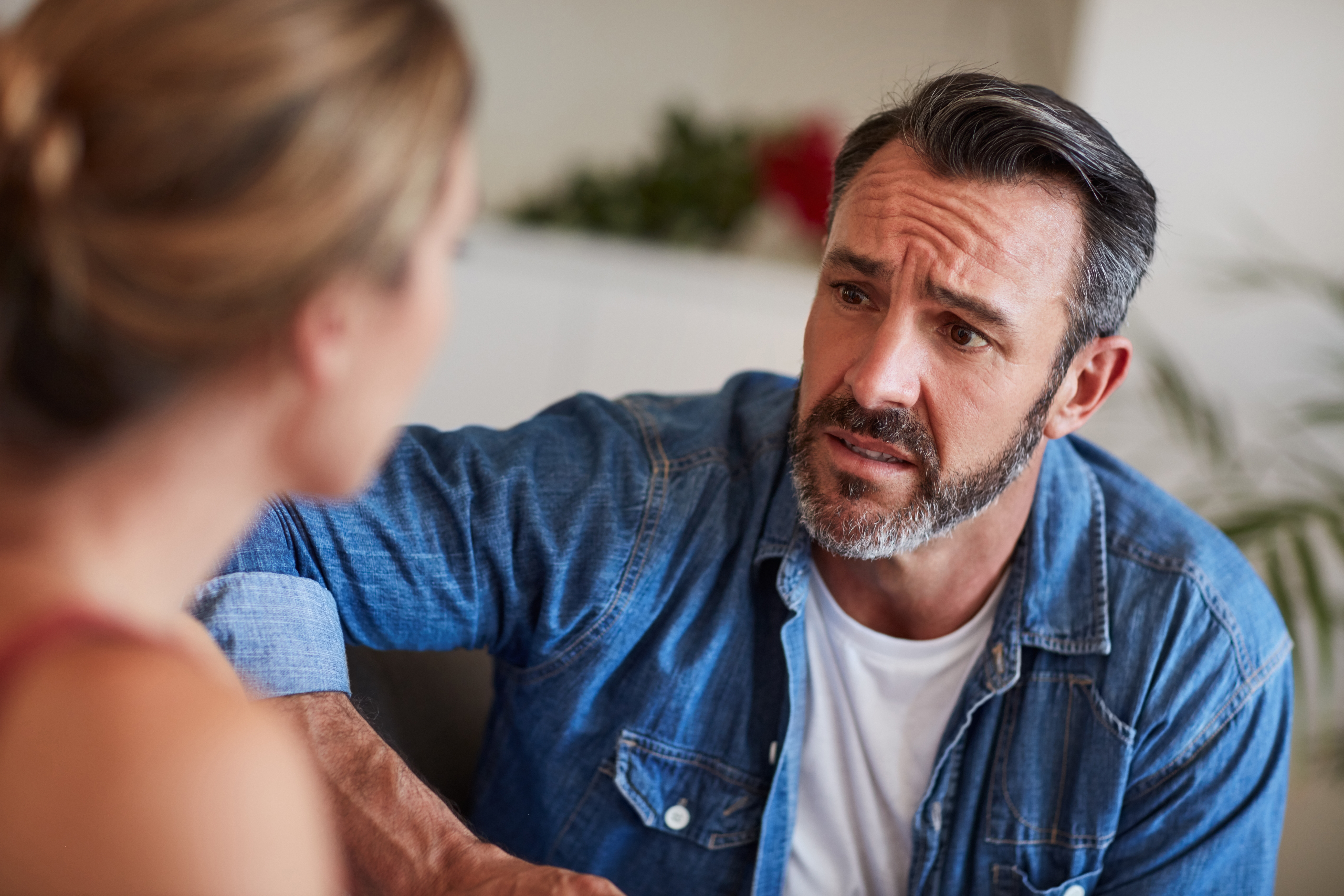 Qué significa que te desvíen la mirada en una conversación, según la psicología