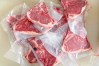 Cortes de carne cruda de cerdo, res y cabra afectados por el uso de un número de establecimiento falso en sus etiquetas.