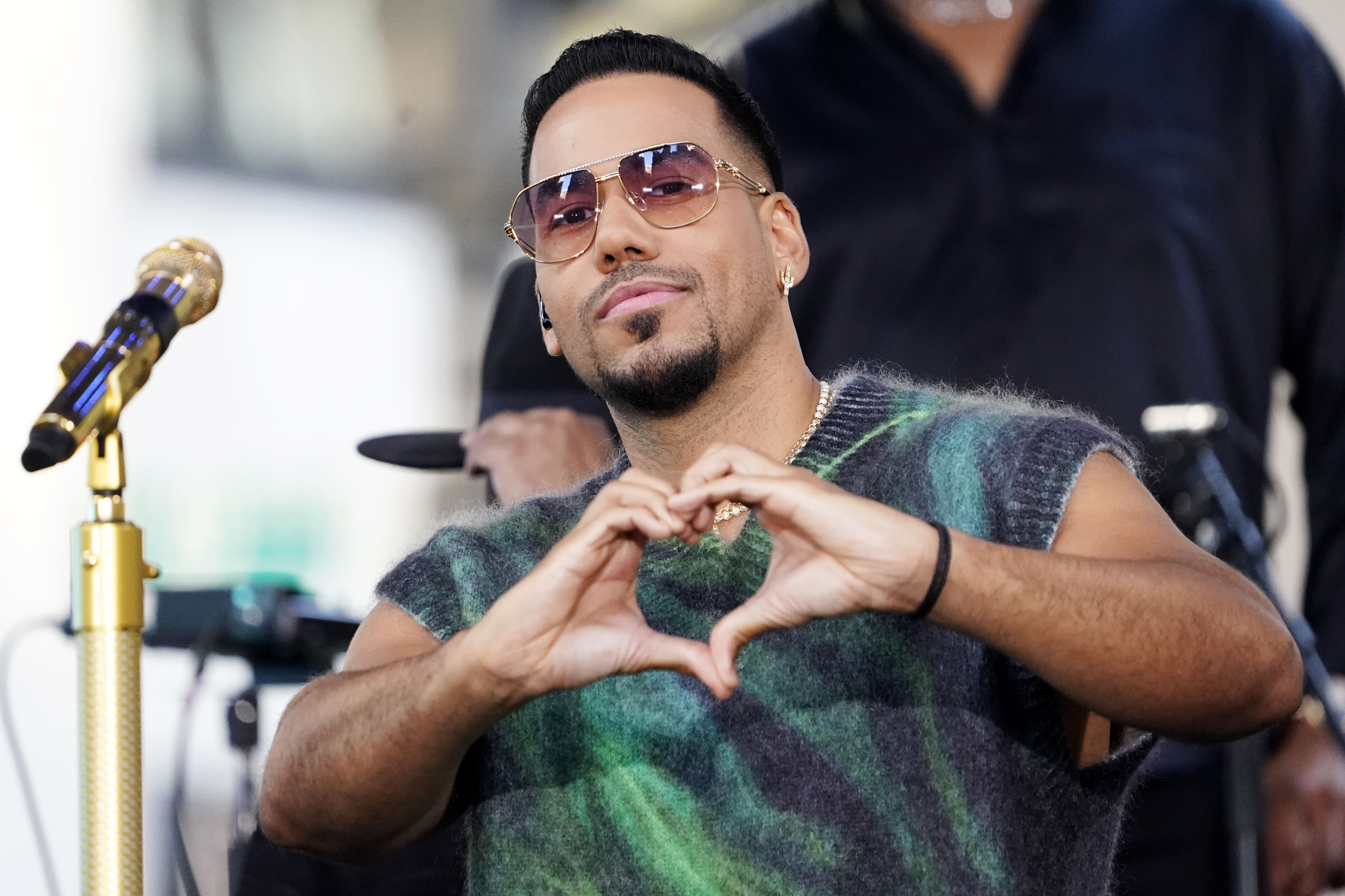 Romeo Santos presenta un homenaje a su familia