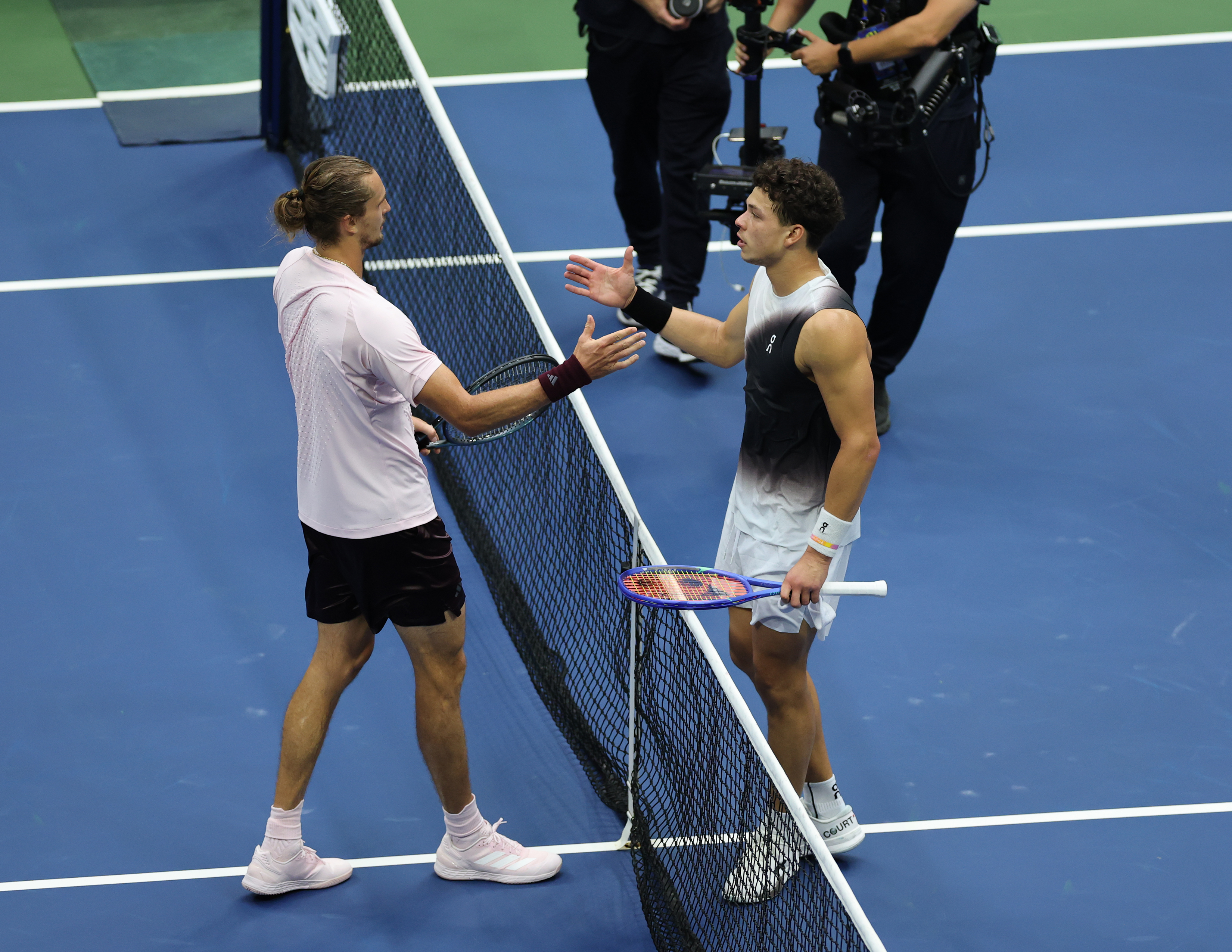 Zverev y Shelton se saludan al final del partido.