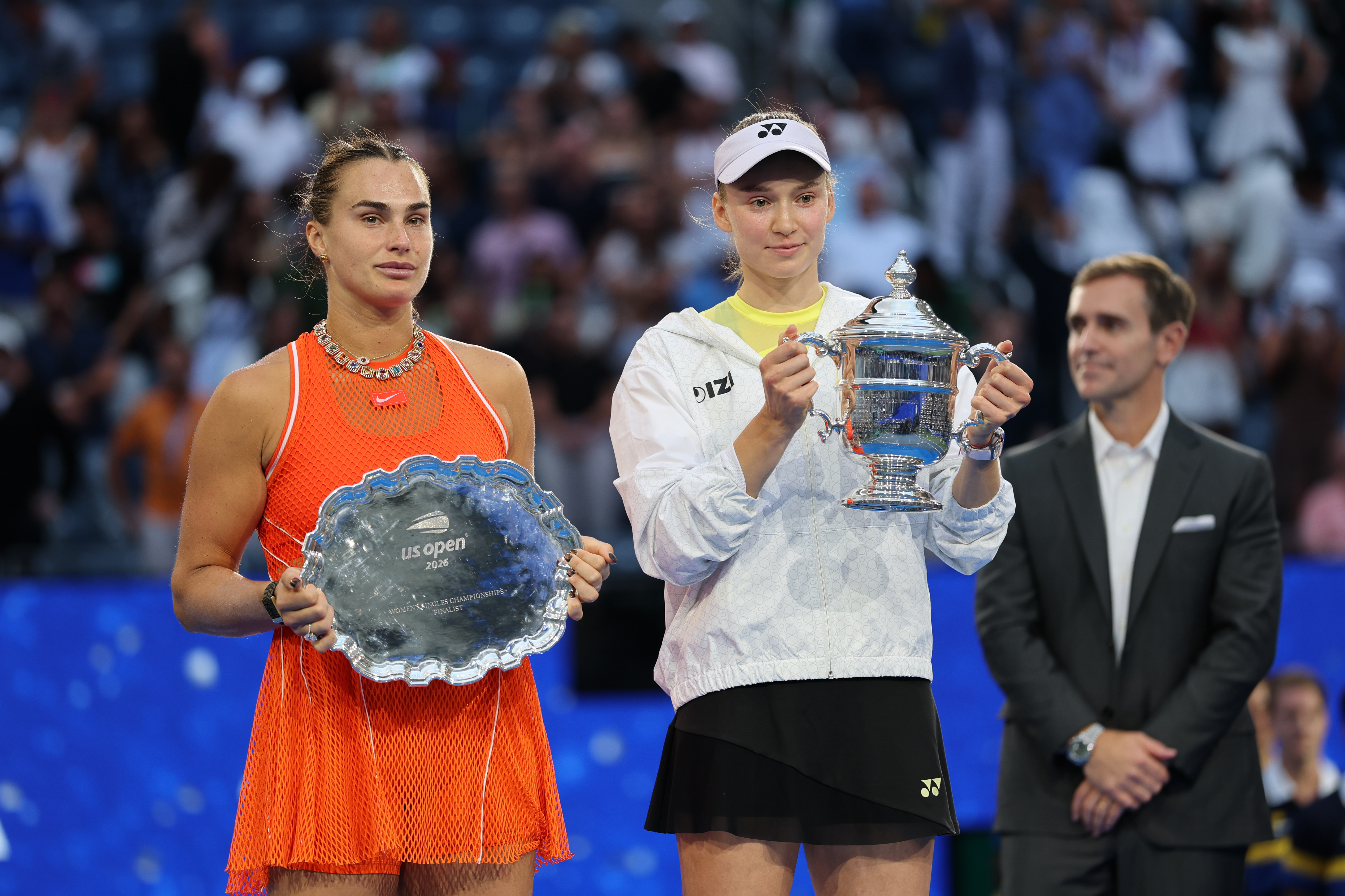 Sabalenka (izq.) y Rybakina posan con sus trofeos tras la final del US Open 2026.