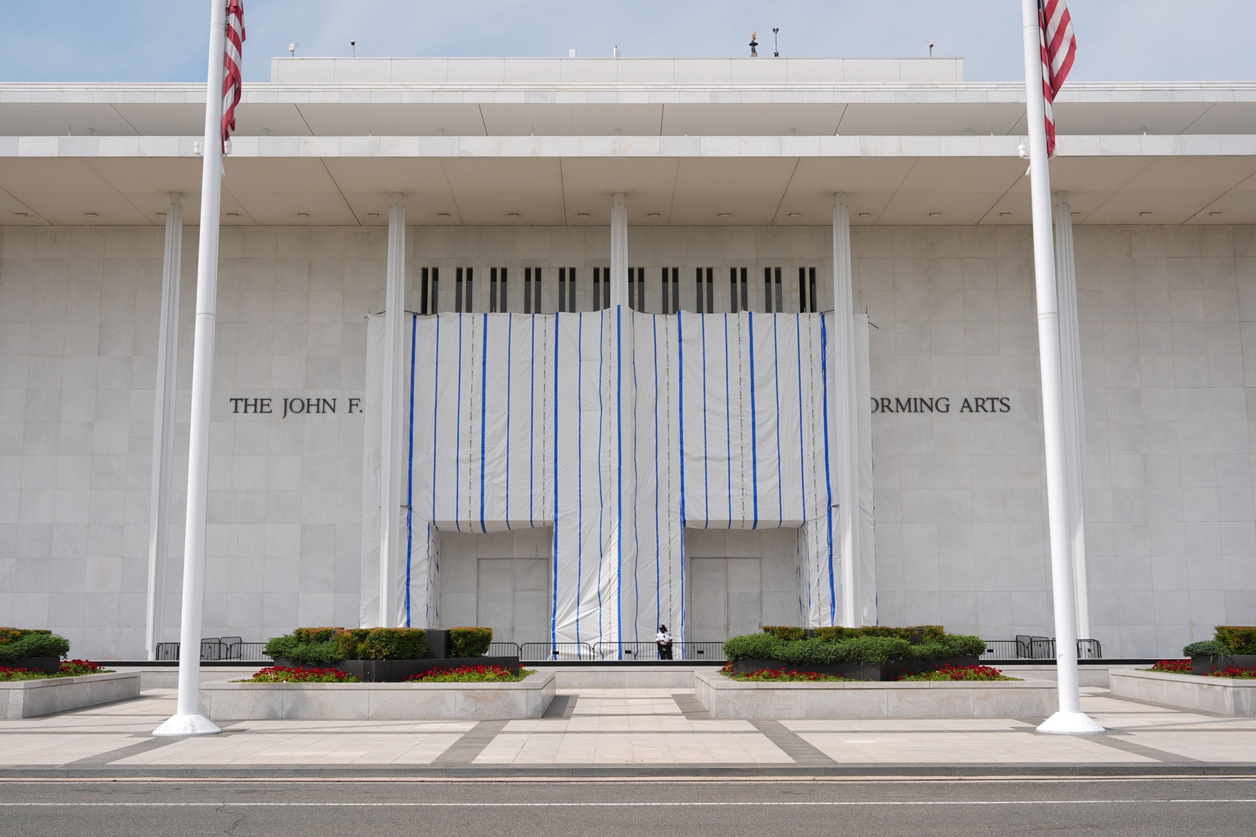 Se desploma parte del techo del Kennedy Center y piden cerrar el recinto para renovarlo