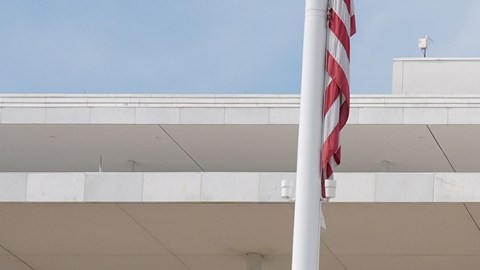 Se desploma parte del techo del Kennedy Center y piden cerrar el recinto para renovarlo