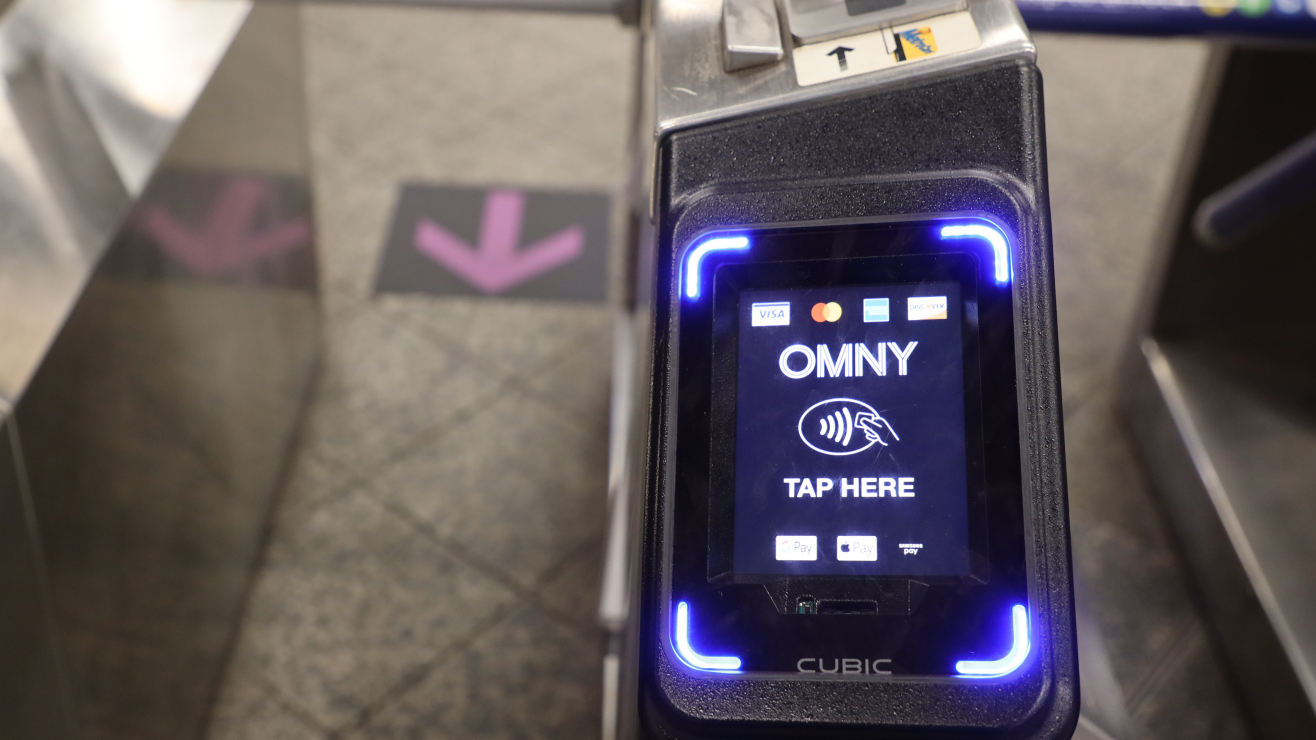 MTA resuelve falla que impedía recargar las tarjetas físicas OMNY, tras problema temporal