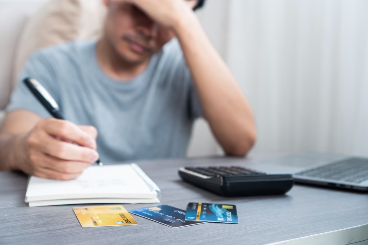 5 errores que debes evitar cuando la Fed sube las tasas: deber $5,000 puede costarte $1,047 adicionales
