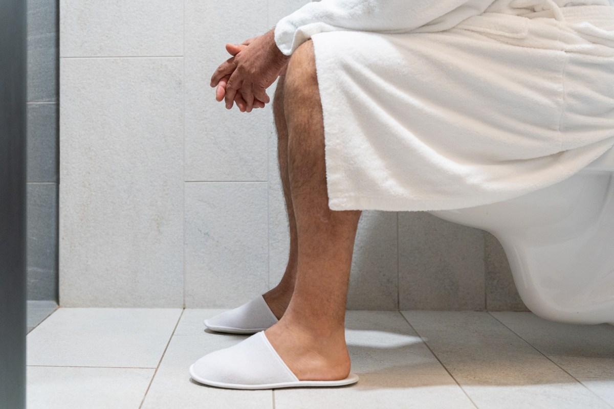 Cáncer de colon: el síntoma silencioso que muchos ignoran cuando van al baño