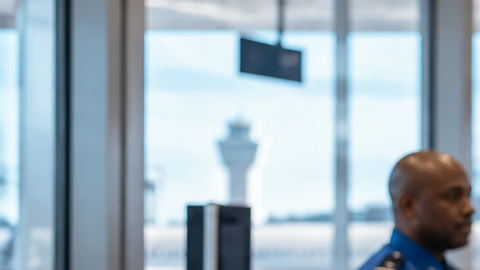 mujer en aeropuerto de nueva york pasando por nuevos controles de seguridad