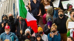 Varios cientos de manifestantes protestaron contra las redadas del Servicio de Inmigración y Control de Aduanas de Estados Unidos en el distrito Mission de San Francisco, el 9 de junio de 2025.
