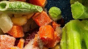 El escaldado previo en verduras como la zanahoria o el brócoli detiene el deterioro enzimático y fija su color característico.