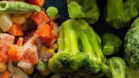 El escaldado previo en verduras como la zanahoria o el brócoli detiene el deterioro enzimático y fija su color característico.