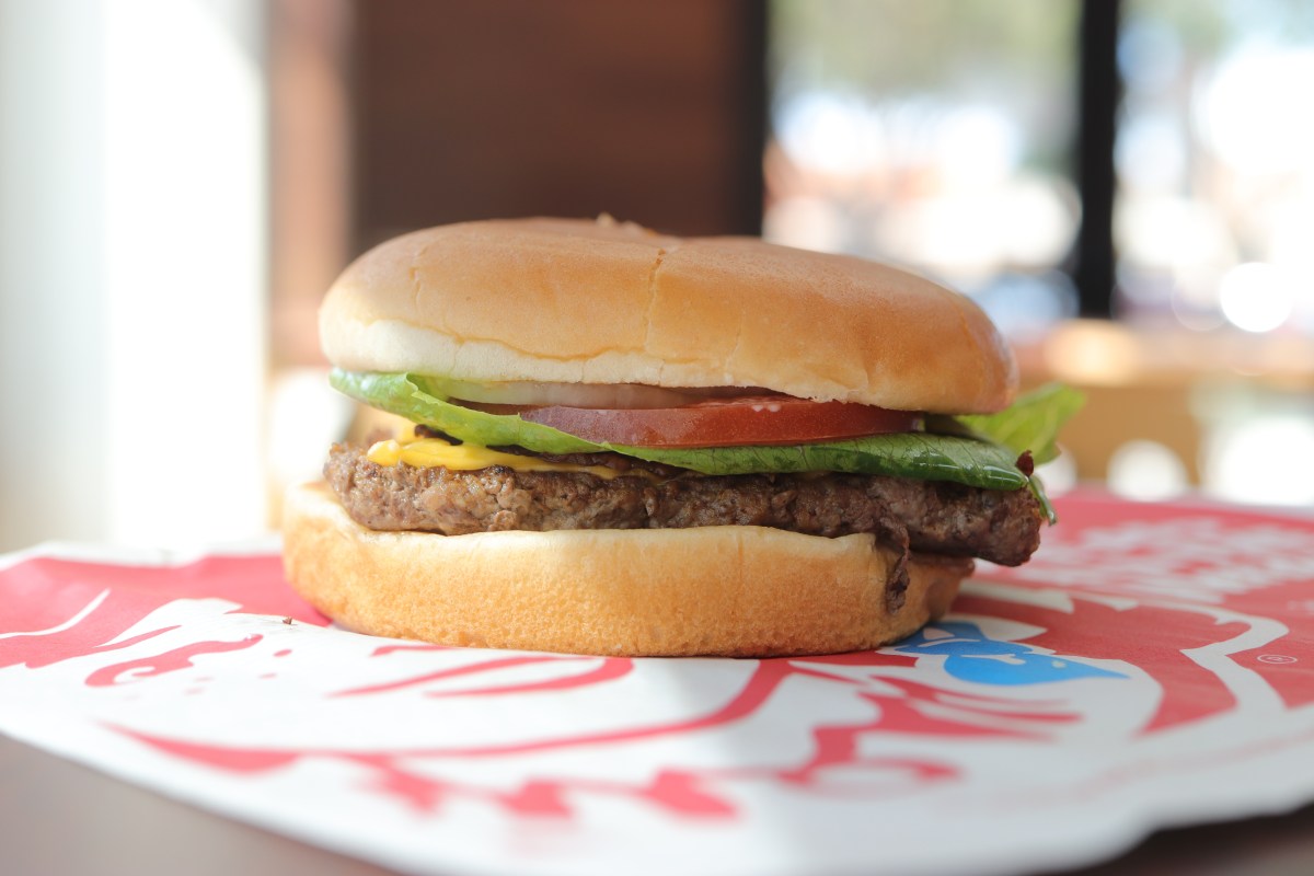 Mujer demanda a Wendy’s tras enfermar por una hamburguesa y gastar $93,000 en un hospital