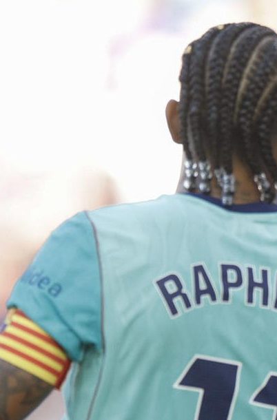 El delantero del FC Barcelona Karim Adeyemi (d), celebra con sus compañeros el cuarto gol marcado al Levante durante el encuentro correspondiente a la jornada 5 de LaLiga EA Sports disputado entre el Levante y el FC Barcelona este domingo en el estadio Ciutat de Valencia.