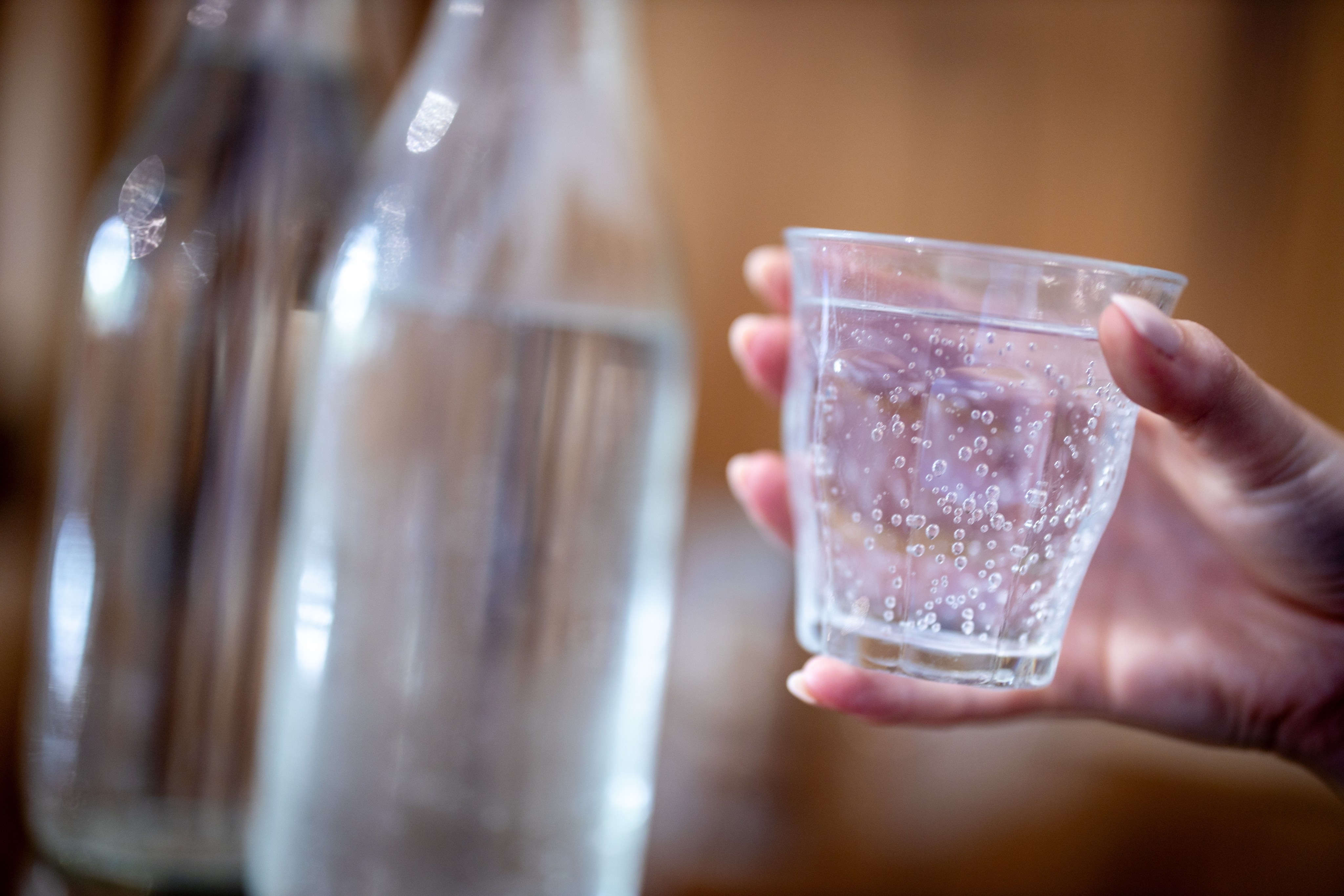 El agua con gas engorda? 7 beneficios reales que nadie te cuenta