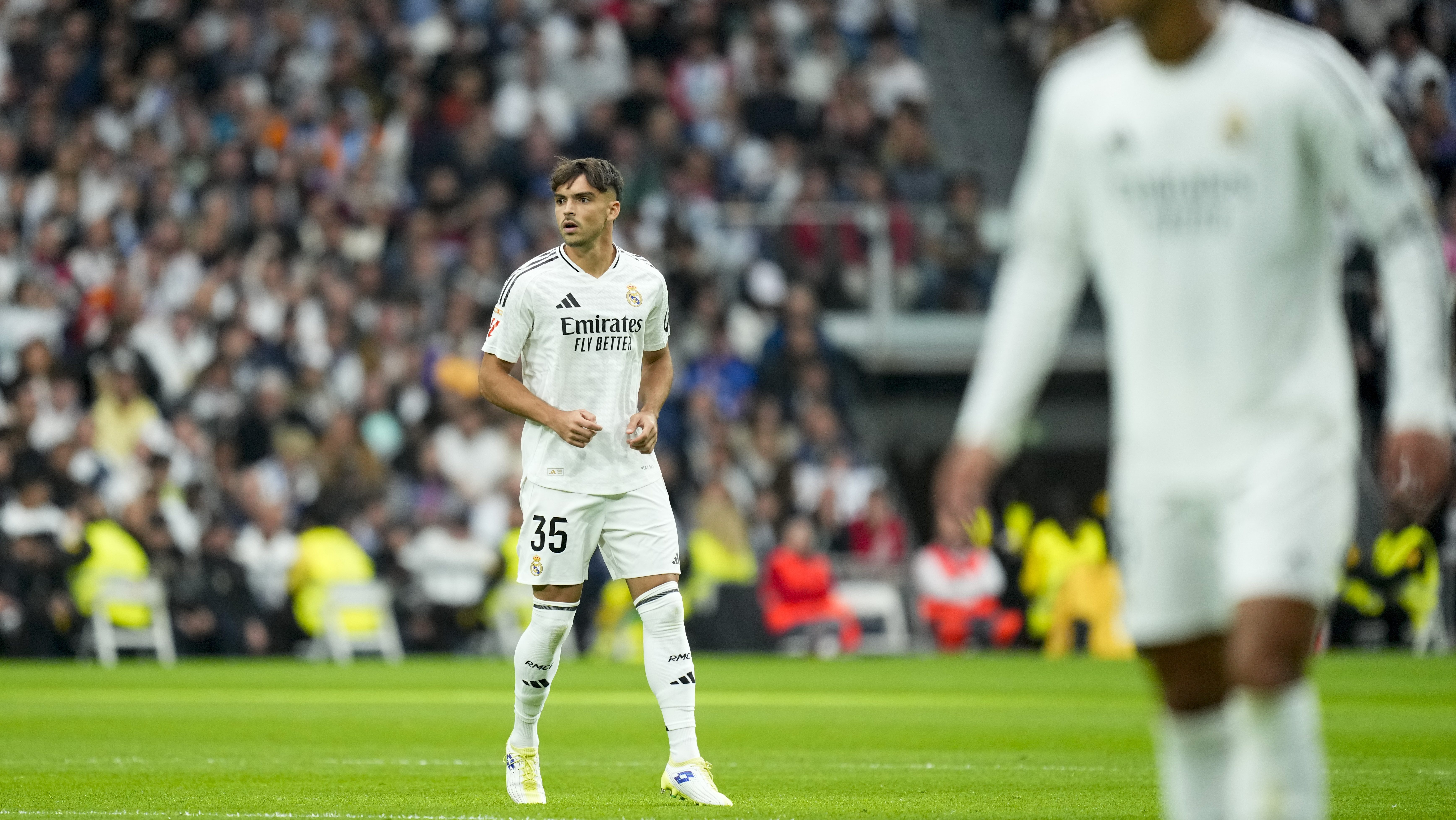 Raúl Asencio será operado por una fractura en la tibia y prolonga su falta de minutos en el Real Madrid