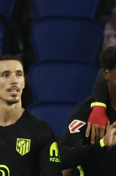 El delantero canadiense del Atlético de Madrid Jonathan David (2i) celebra su gol durante el partido de la quinta jornada de LaLiga que Real Sociedad y Atlético de Madrid disputan este domingo en el estadio de Anoeta, en San Sebastián.