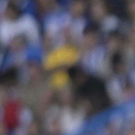 El delantero gabonés del Deportivo Pierre-Emerick Aubameyang (i) intenta rematar ante Dimitrievski (d), guardameta del Valencia.