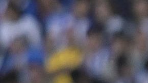 El delantero gabonés del Deportivo Pierre-Emerick Aubameyang (i) intenta rematar ante Dimitrievski (d), guardameta del Valencia.