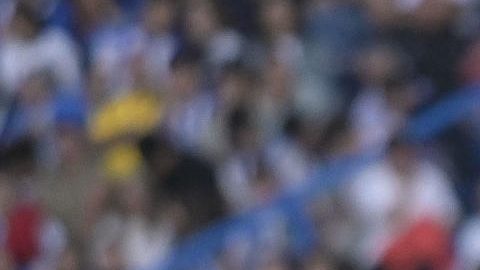 El delantero gabonés del Deportivo Pierre-Emerick Aubameyang (i) intenta rematar ante Dimitrievski (d), guardameta del Valencia.