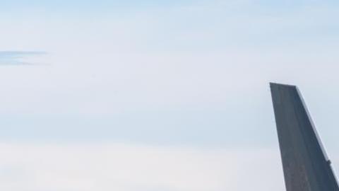 Un avión de carga de Amazon Prime Air queda volcado de morro tras salirse de la pista en el Aeropuerto Internacional de Miami, en Miami, Florida, EE. UU., el 6 de septiembre de 2026.