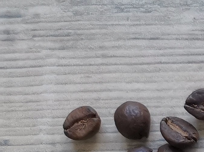 Disfrutar de cuatro tazas de café con cafeína al día se asocia científicamente con una menor acumulación de grasa abdominal.